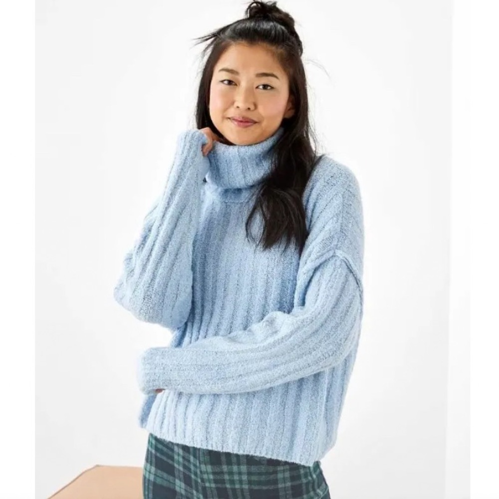 AE BOUCLE TURTLENECK SWEATER size large